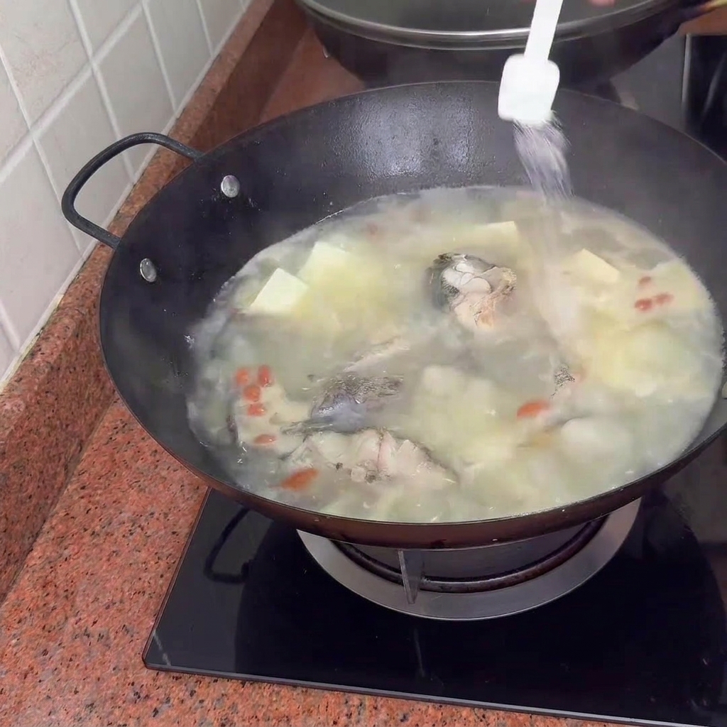 Condimentos siendo añadidos a la sopa mientras hierve.