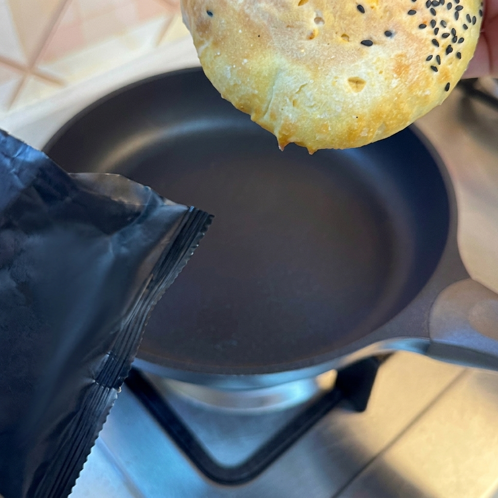 Panes de hamburguesa tostados hasta alcanzar un color dorado en una sartén.