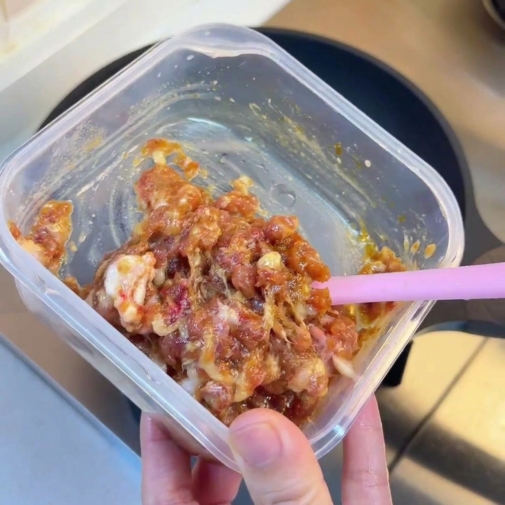 Carne picada dorándose en una sartén caliente.