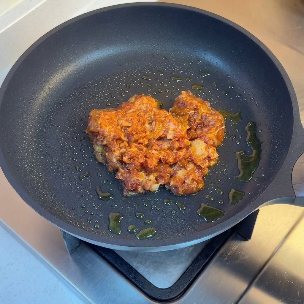 Carne picada salteada con cebolla picada, pimientos verdes y chile rojo.