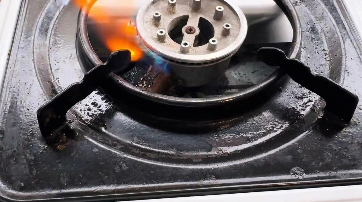 La mezcla de chile y ajo chisporroteando en una sartén caliente con aceite, creando una base fragante para la salsa.