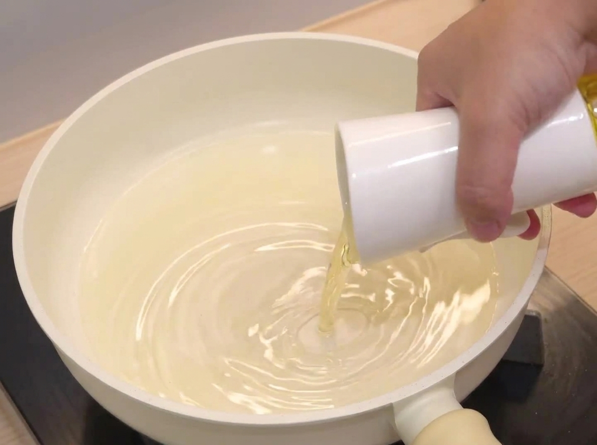 Una variedad de especias y hierbas aromáticas sofriéndose en una sartén.