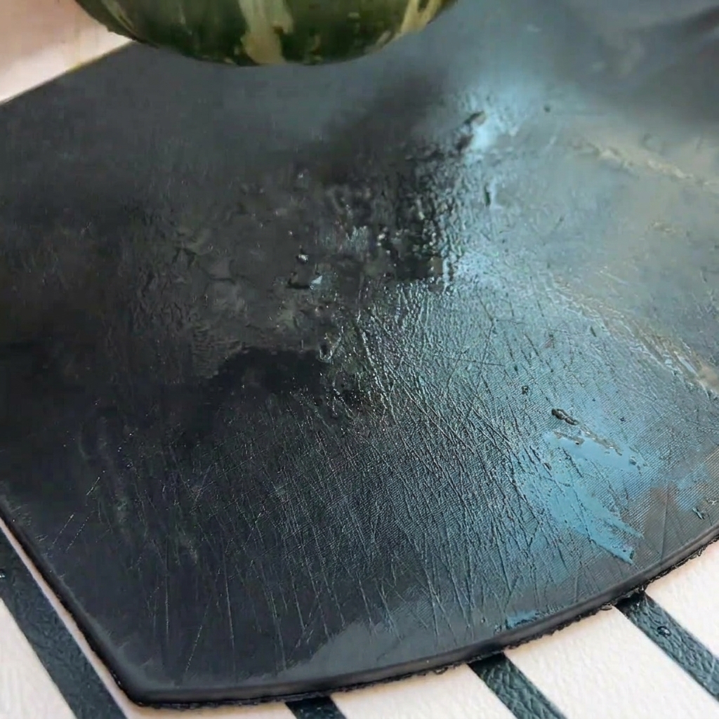 Primer plano de una calabaza verde cortada por la mitad mientras una cuchara retira las semillas.