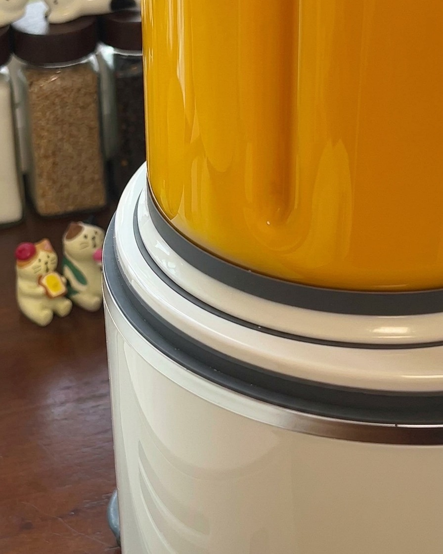 Crema de calabaza naranja suave siendo licuada dentro de una licuadora de alta potencia.