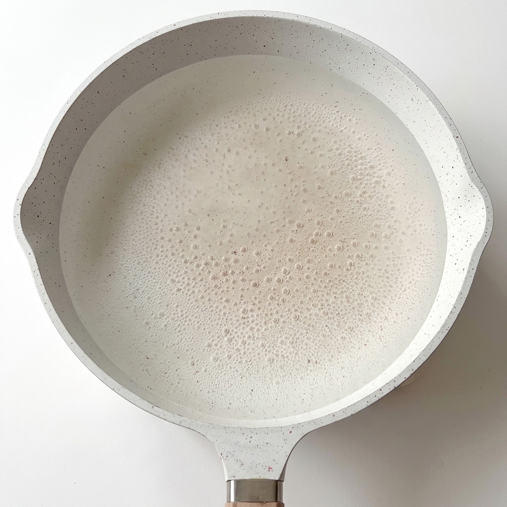 Pasta fusilli cocinándose en una olla grande con agua hirviendo.