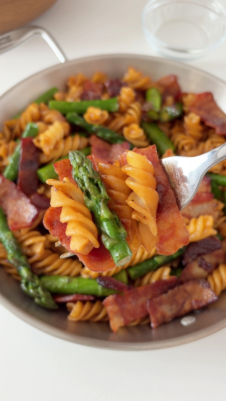 Fusilli rápido con espárragos y tocino