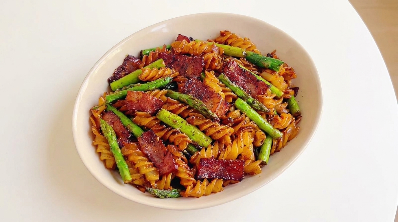 Salteado de Fusilli con Tocino y Espárragos