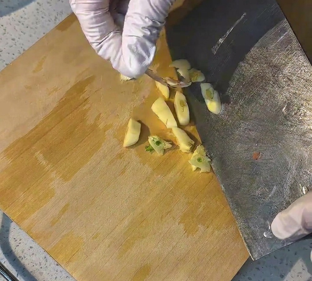Trozos de ajo finamente picados listos para ser usados en la receta.