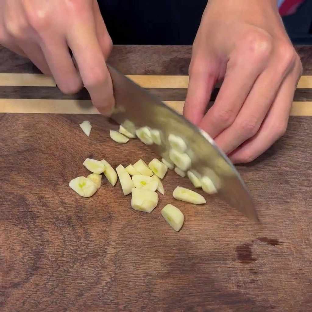 Dientes de ajo picados finamente listos para usarse en la receta.