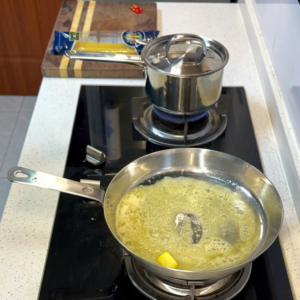Camarones y vieiras sellándose en la mezcla de mantequilla y aceite.