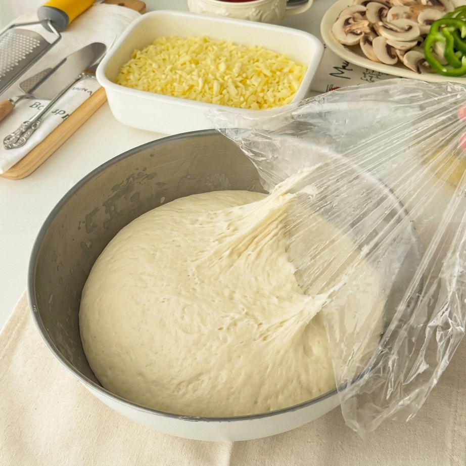 Masa fermentada esponjosa siendo separada en dos porciones.