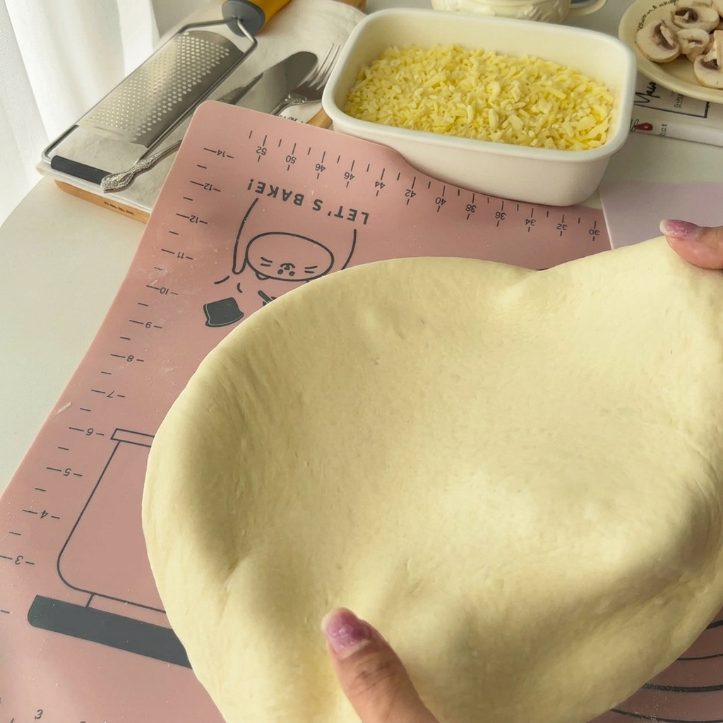 Masa siendo presionada dentro de un molde redondo de ocho pulgadas.