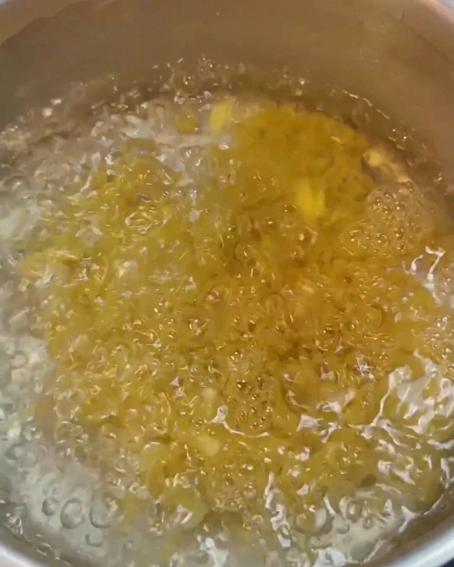 Macarrones hirviendo vigorosamente en una olla con agua.