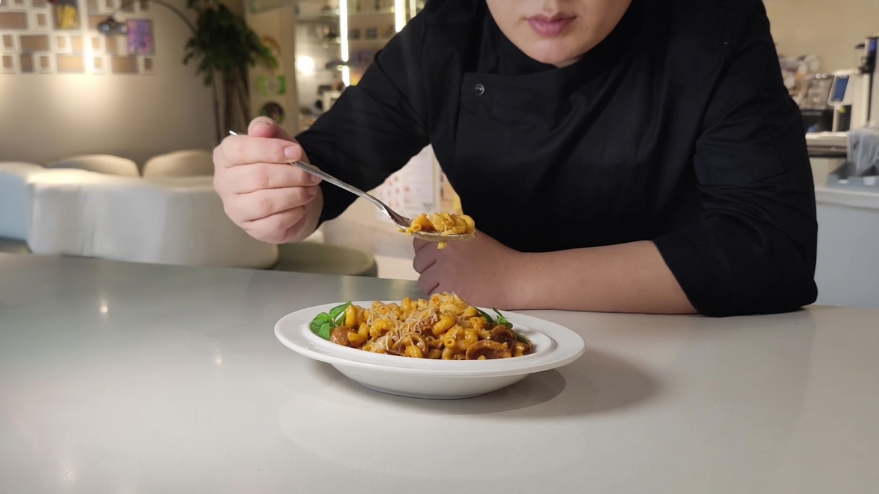 Macarrones Cremosos y Picantes con Salchicha