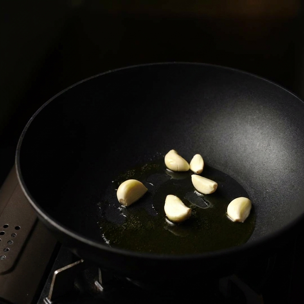 Ajo, cebollas y champiñones cocinándose en una sartén.