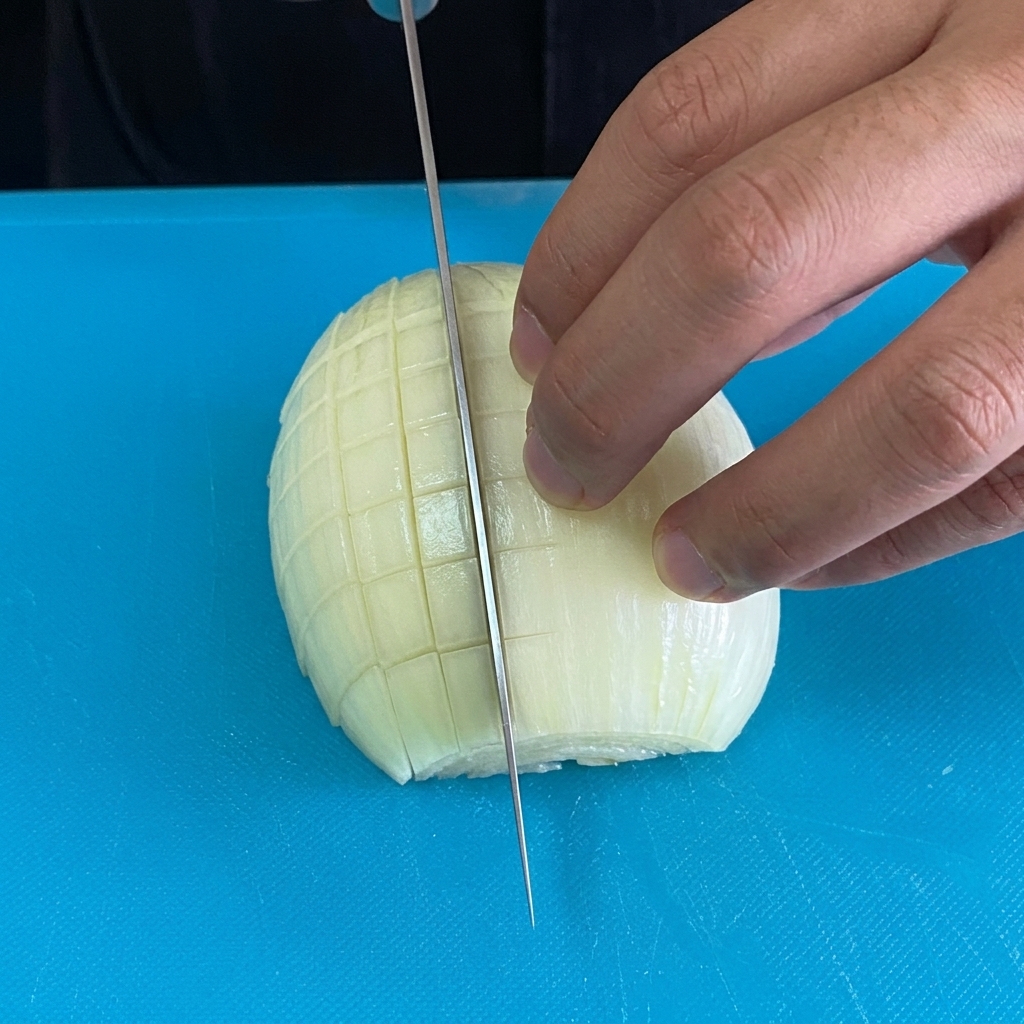 Cebolla picada finamente sobre una tabla de cortar azul.