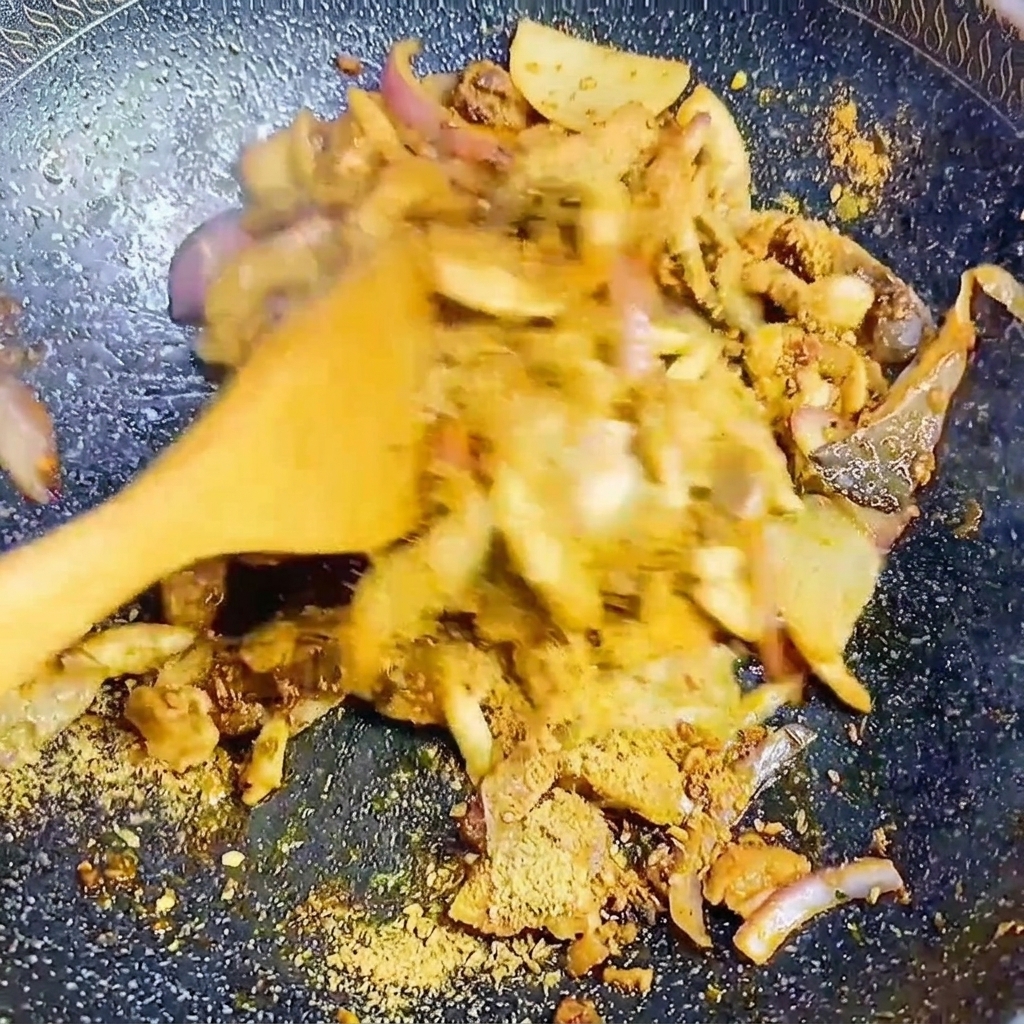 Setas y cebollas salteadas en una sartén con sazonador de barbacoa coreana.
