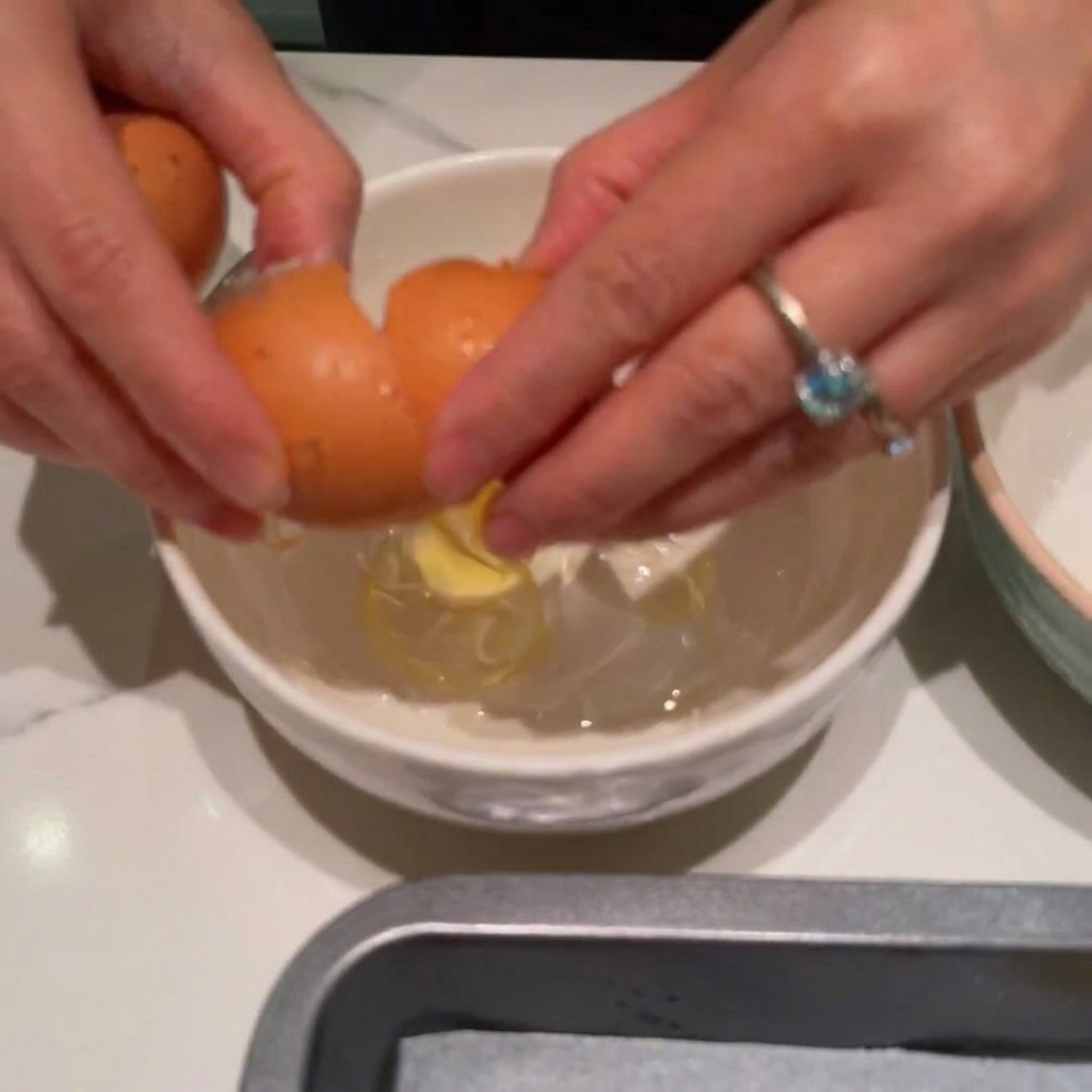 Dos huevos batidos en un cuenco blanco.