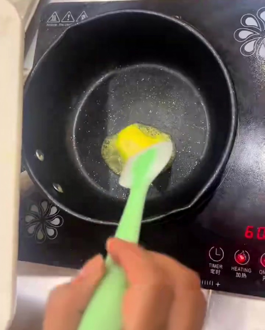 Mantequilla derritiéndose en una sartén con cebollas y champiñones siendo salteados.