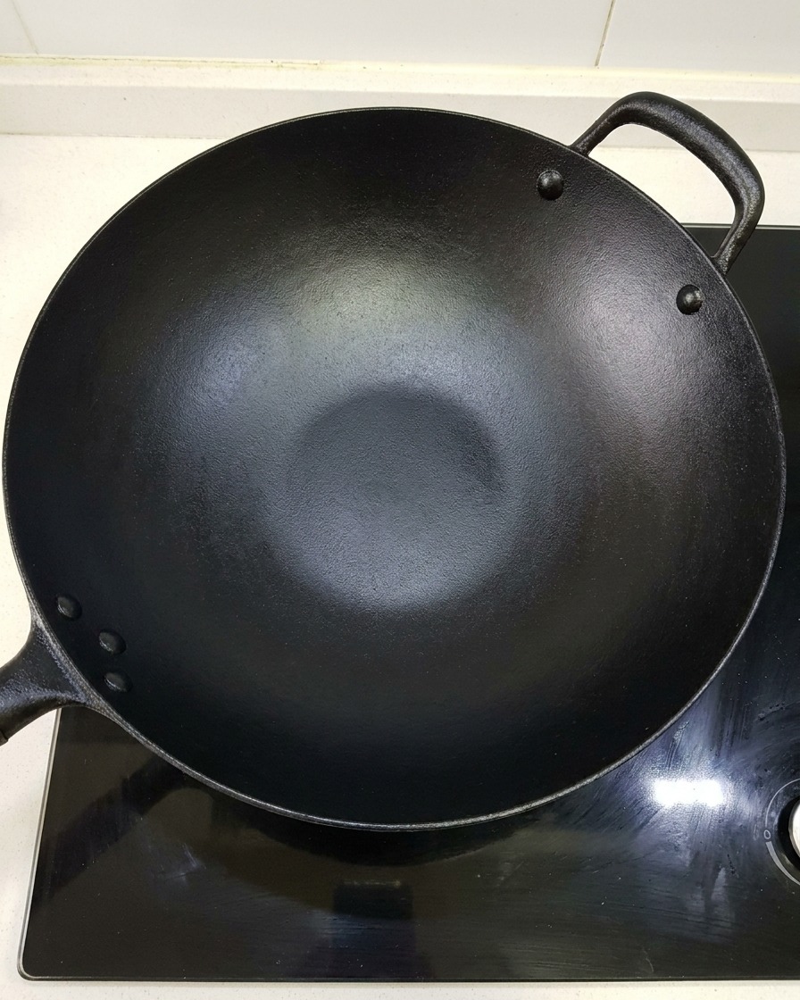 Costillas de cerdo sumergidas en una olla grande con agua fría antes de calentarse.