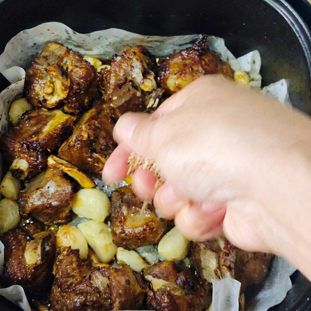 Costillas de cerdo asadas doradas decoradas con una pizca de semillas de sésamo tostadas y cebollinos picados frescos.