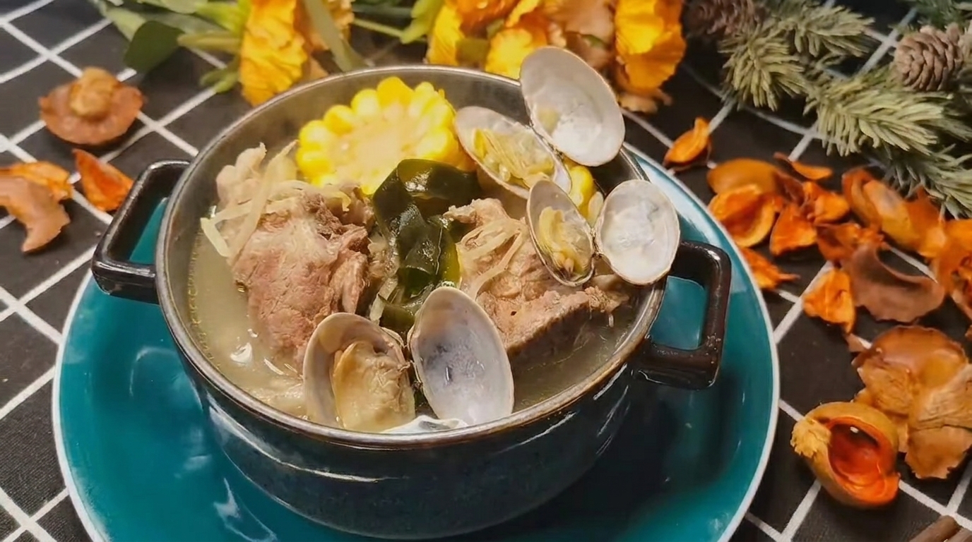 Sopa de costillas de cerdo, almejas y algas