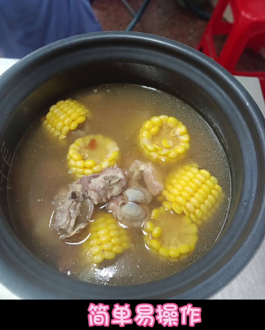 Almejas blanqueadas siendo añadidas a la olla de presión junto con las costillas, el maíz y el caldo.