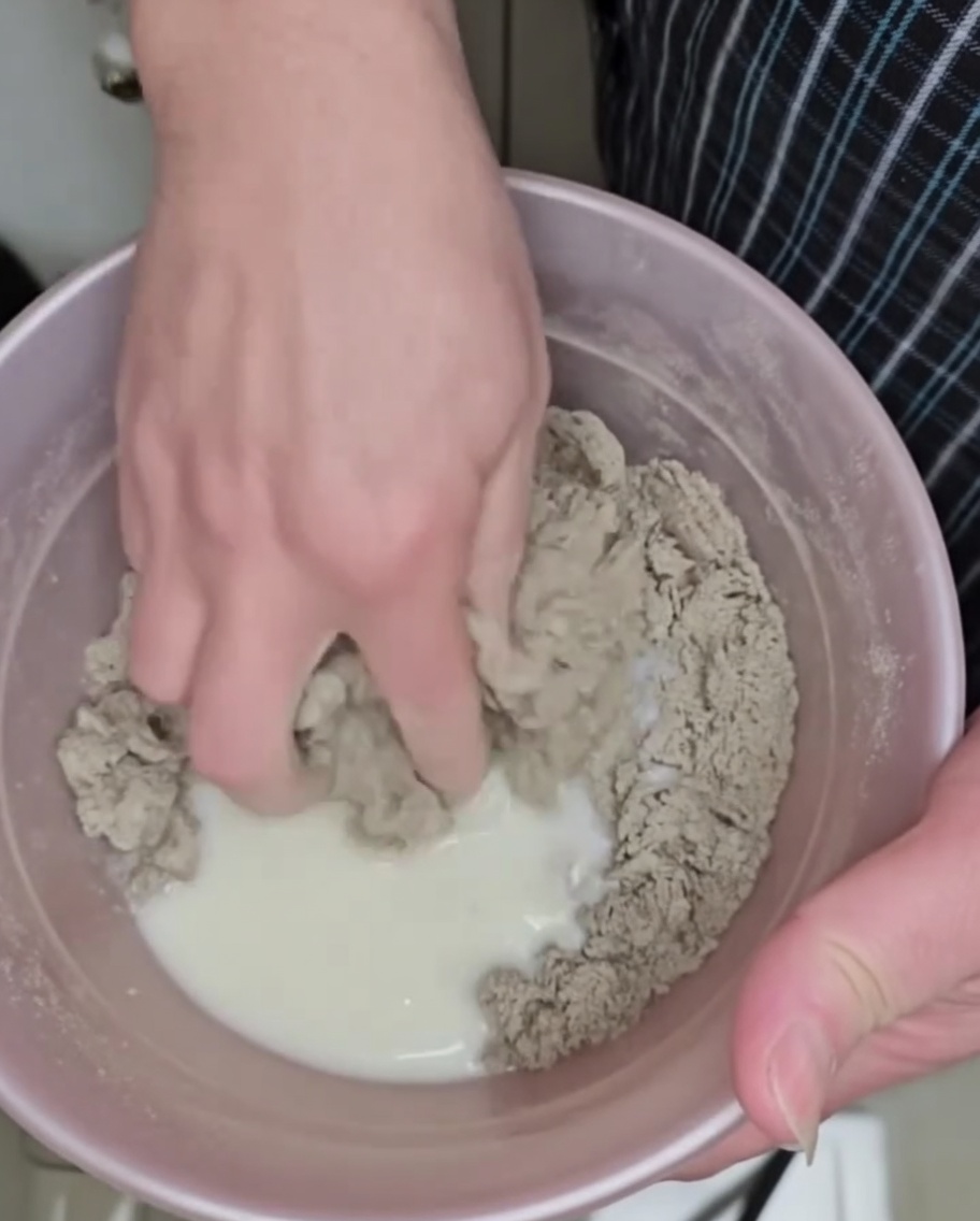 Masa de trigo sarraceno siendo amasada a mano para formar pequeños ñoquis.