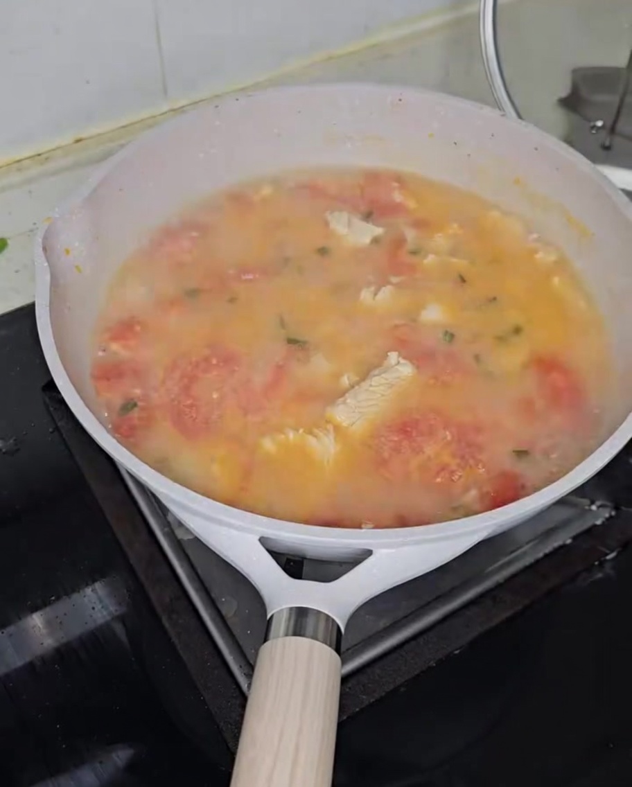 Ñoquis de trigo sarraceno siendo añadidos a la sopa de tomate y pollo.