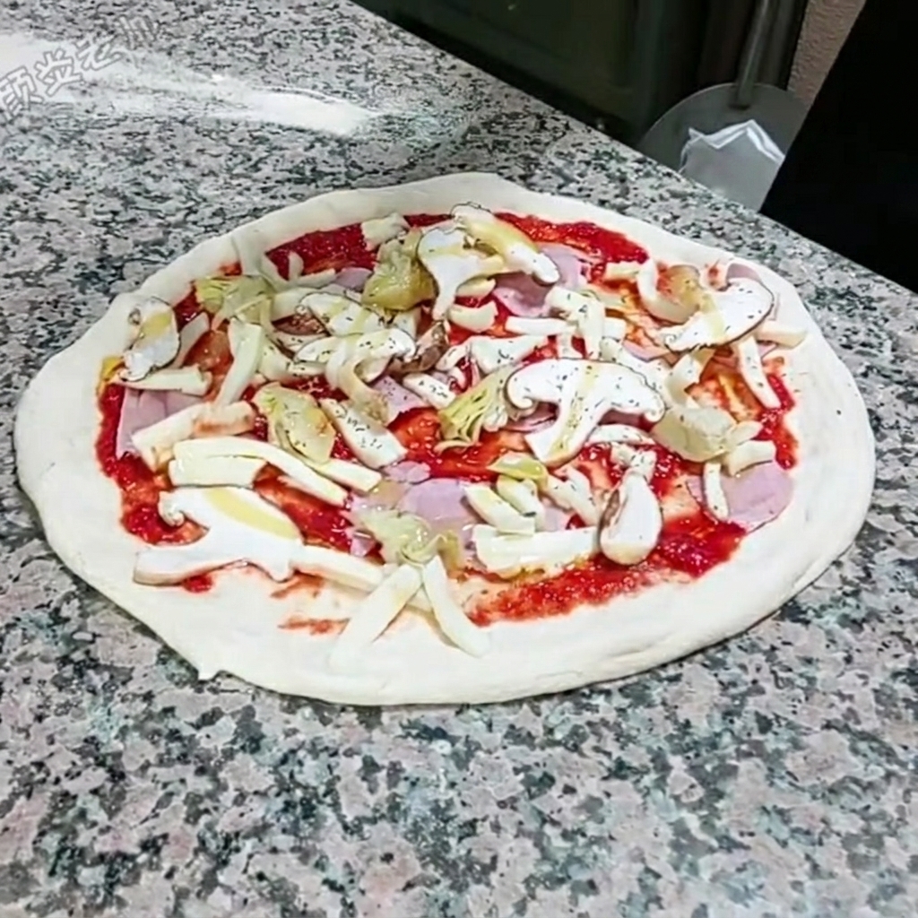 Orégano seco siendo espolvoreado a mano sobre la pizza ensamblada.