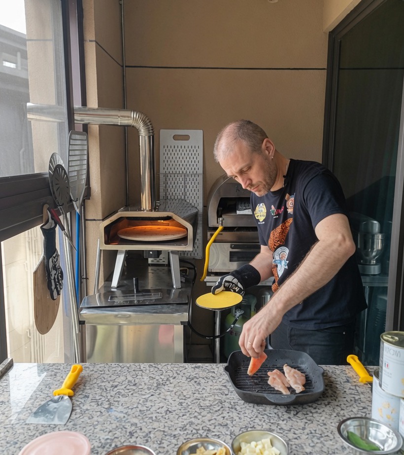 Primer plano de trozos de pollo dorándose en una sartén grill de hierro fundido.