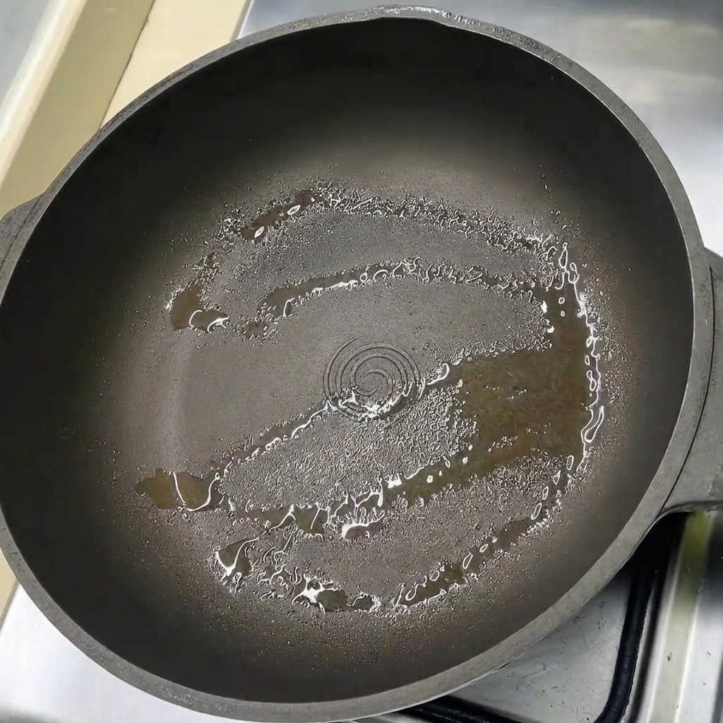 Tiras de panceta colocadas en una sartén ligeramente aceitada.