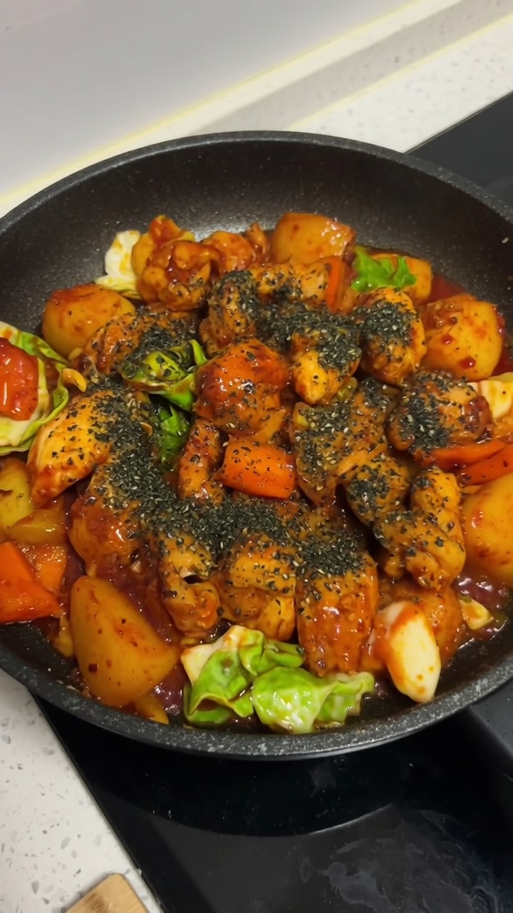 Pollo salteado picante coreano (Dakgalbi)