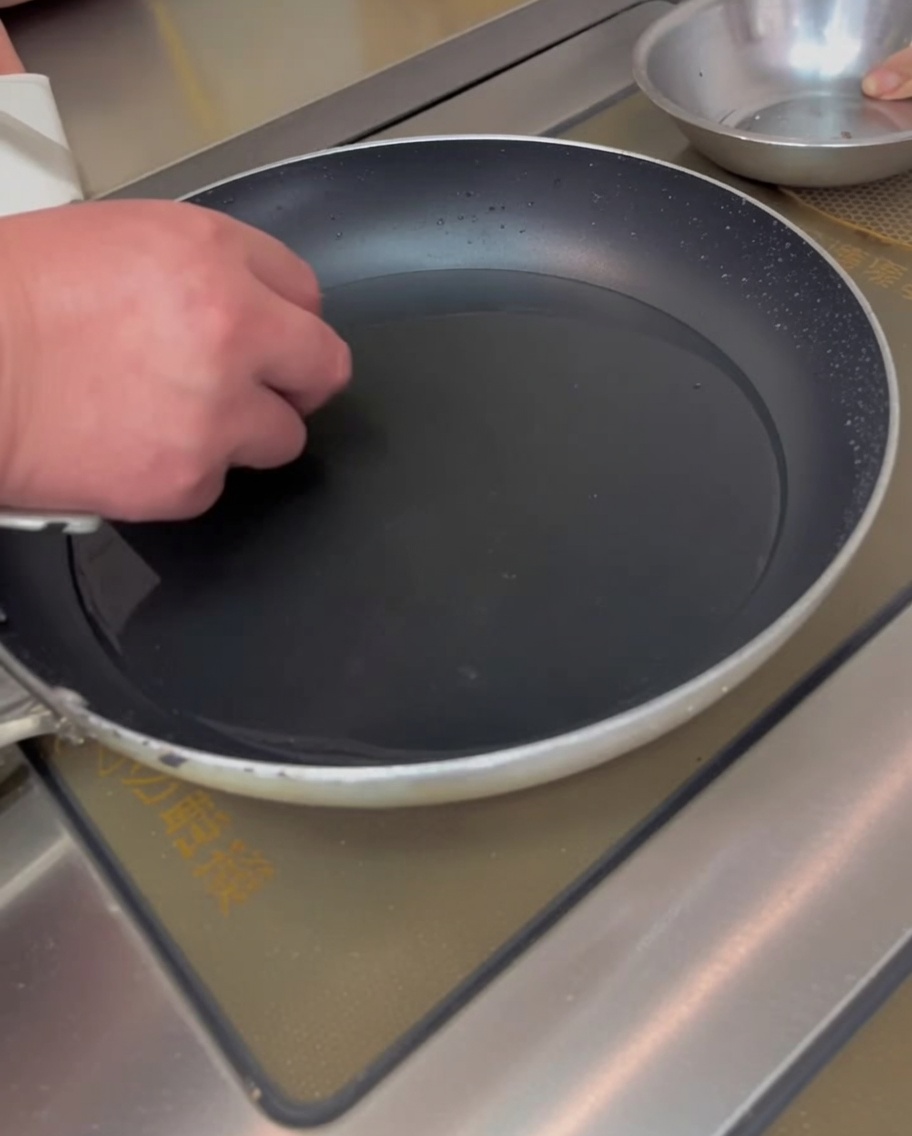 Pasteles de arroz hirviendo en una olla con agua.
