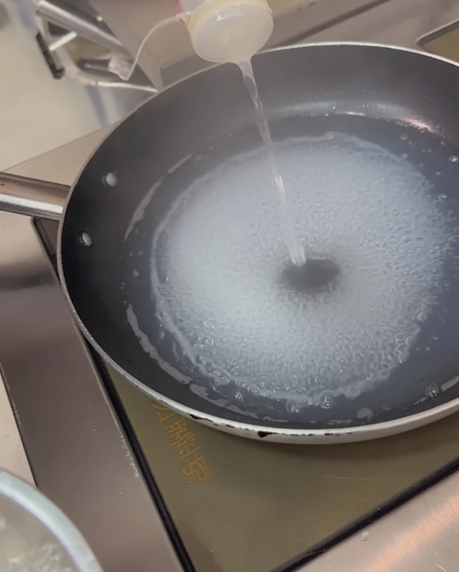 Aros de calamar escaldándose en agua hirviendo.