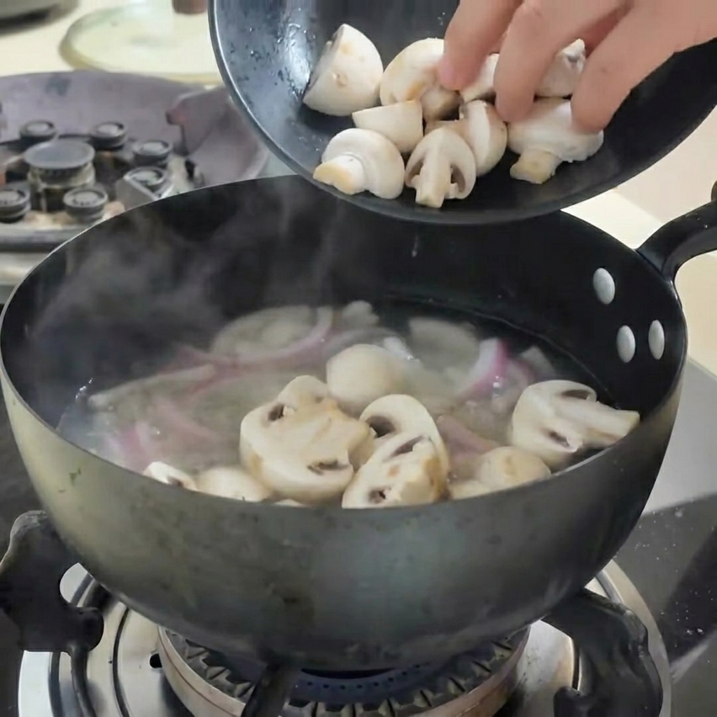 Vegetales y cubos de tofu añadidos al agua hirviendo en una sartén.