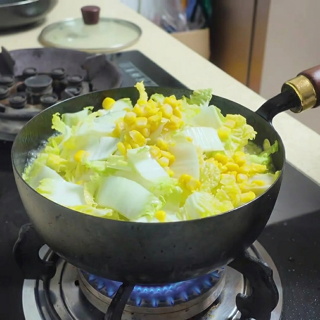 Atún en agua siendo mezclado en la sopa de vegetales y tofu.