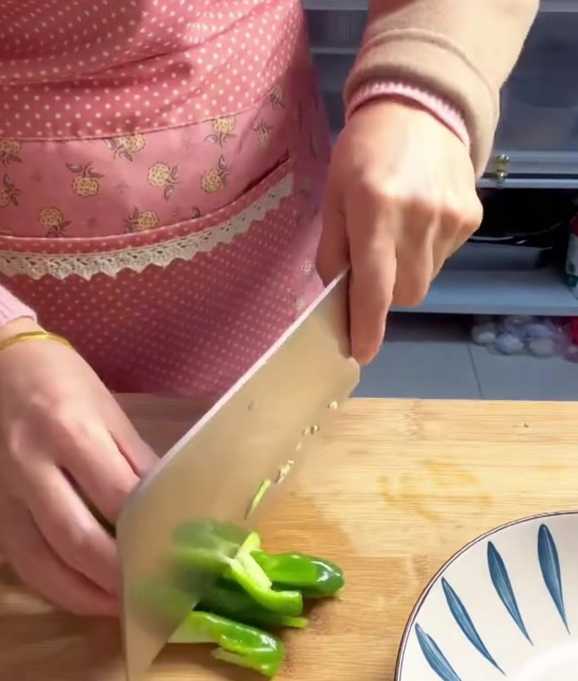 Trozos de pimiento verde cortados listos para añadir a la olla.
