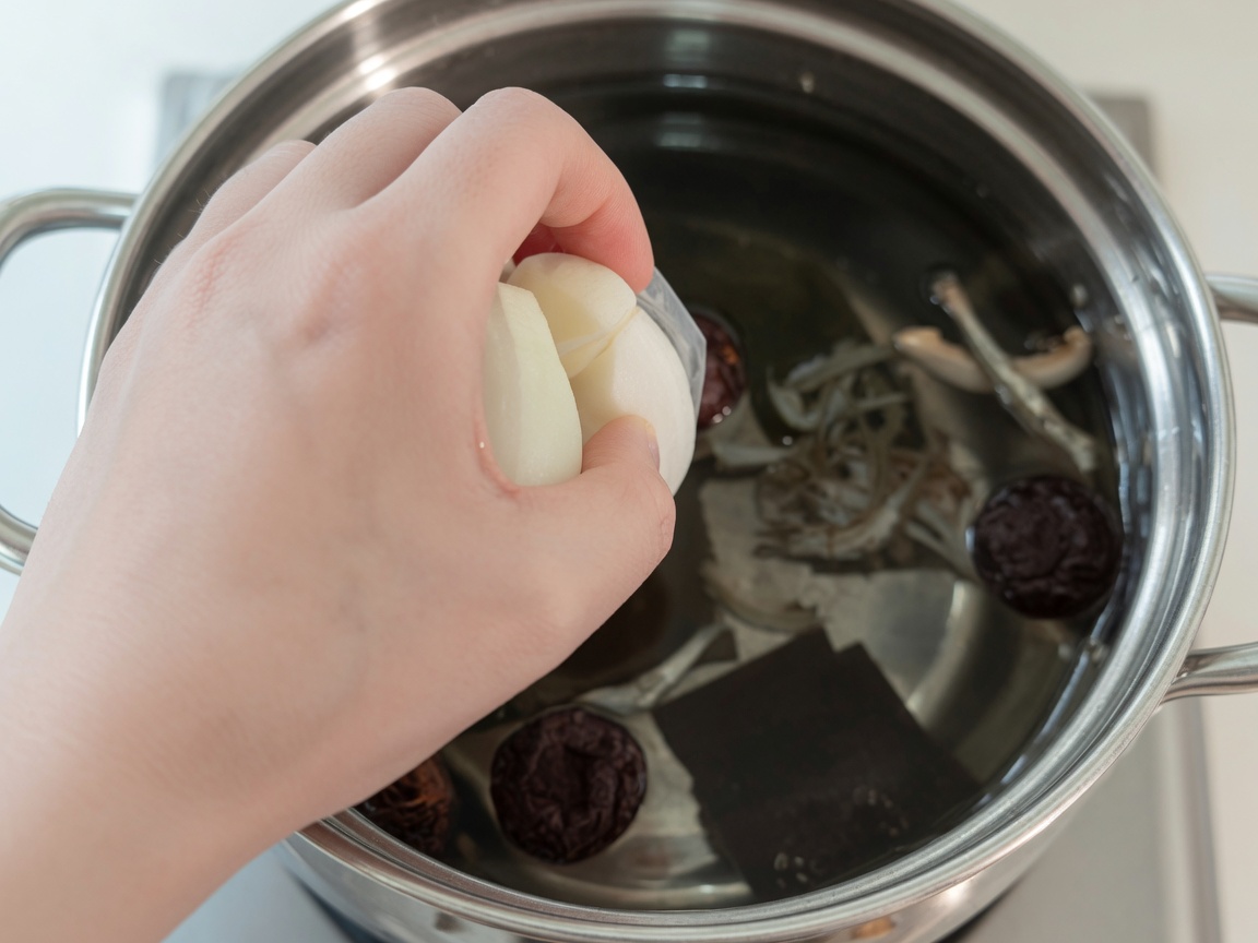 Agua hirviendo en una olla con alga, anchoas, setas shiitake, cebolla y rábano.
