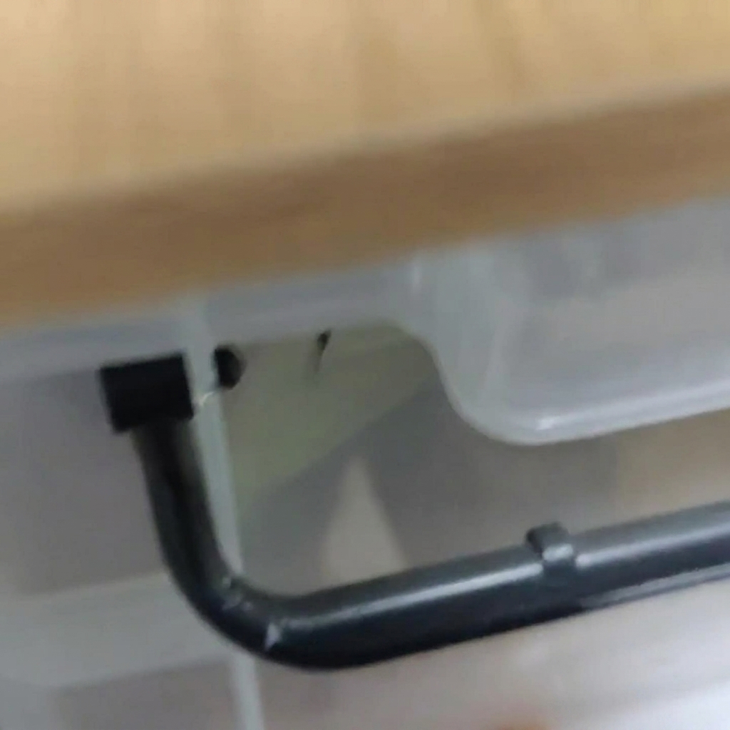 Hojas de rábano secas remojándose en un cuenco de agua caliente.