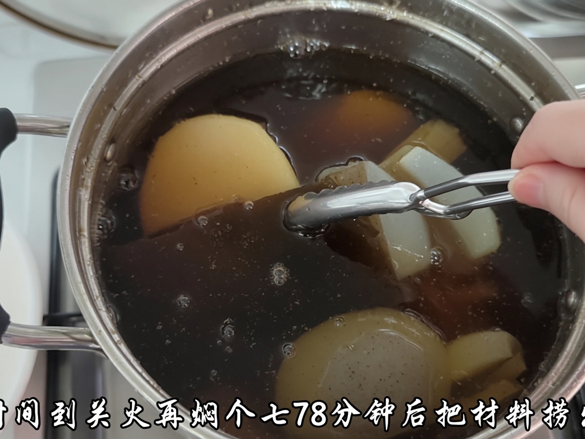 Colando los ingredientes sólidos del caldo preparado.