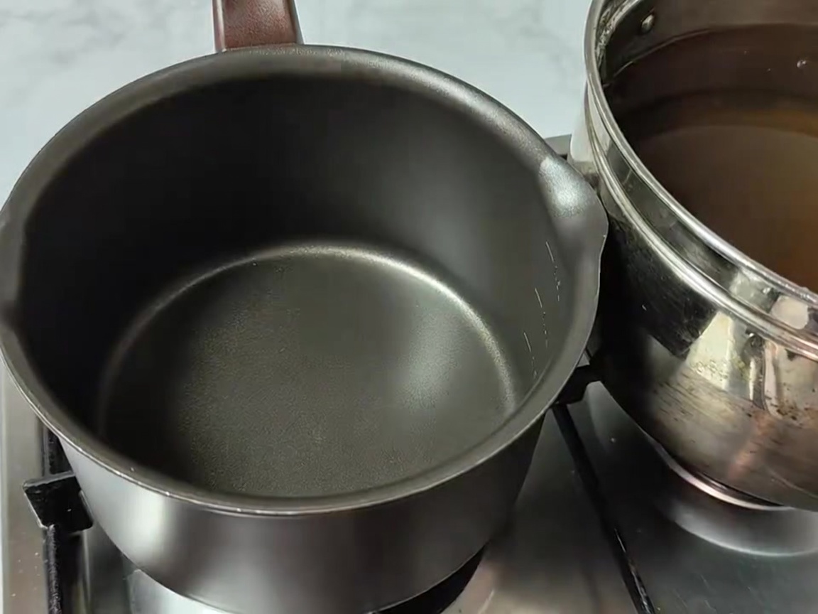 Ingredientes como hojas de rábano, tofu, patatas, cebollas y setas enoki dispuestos en una olla.