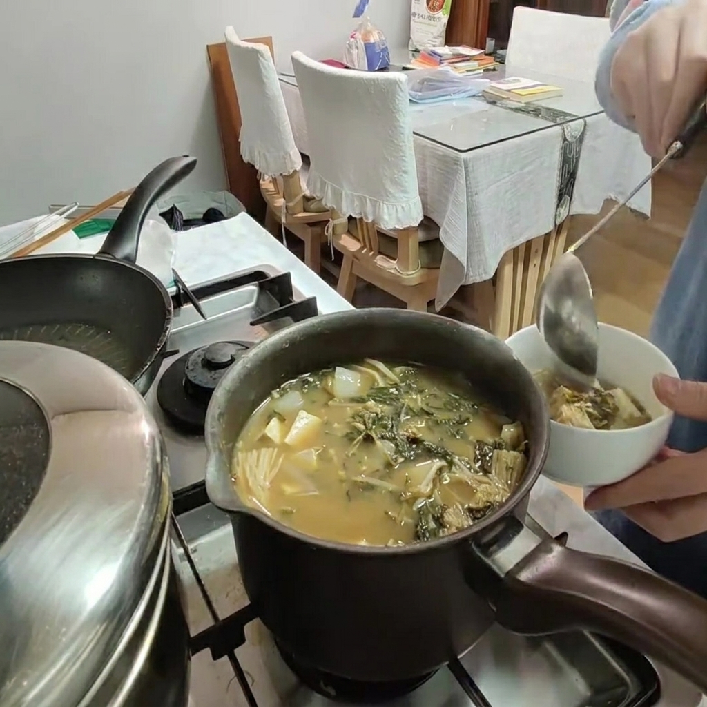 Caldo vertiéndose en la olla con los ingredientes del estofado.