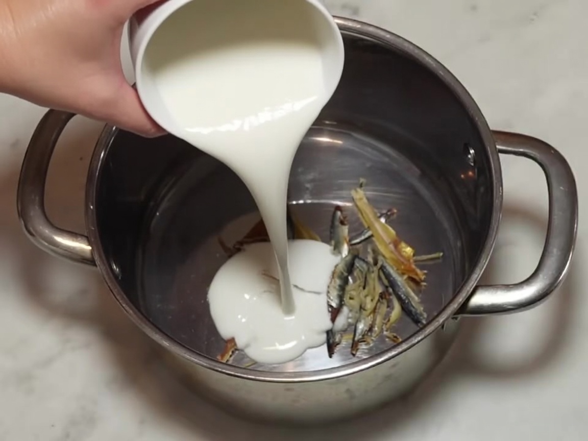 Cuadros de alga kombu seca dentro de la olla con las anchoas.