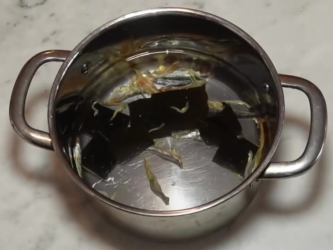 La olla de acero inoxidable cubierta con una tapa, lista para refrigerar.