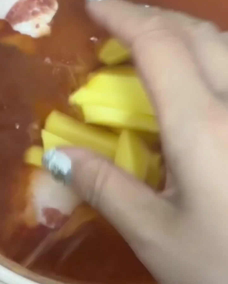 Tiras de patata fresca siendo añadidas a la olla.