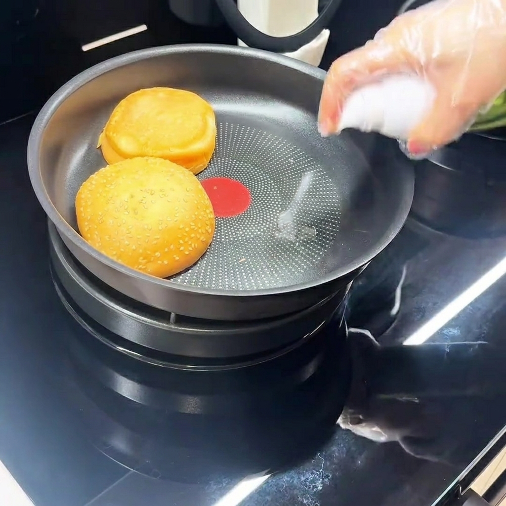 Un huevo friéndose en una sartén antiadherente negra.
