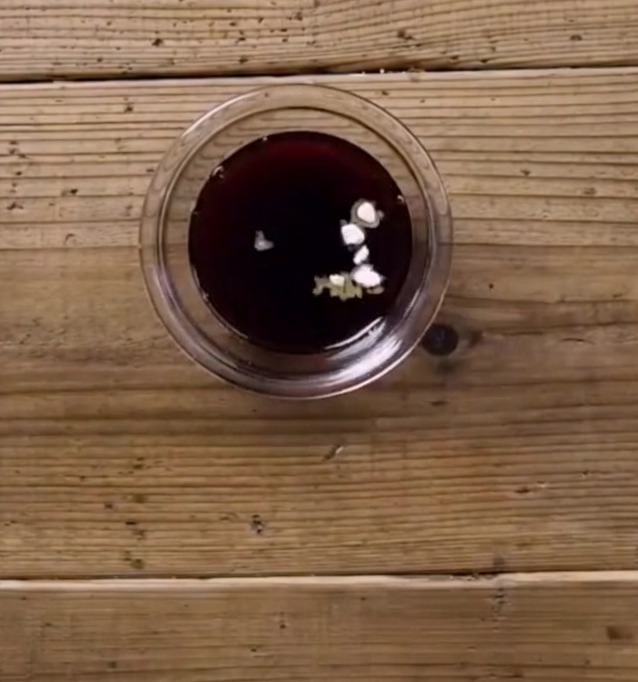 Mezcla de salsa teriyaki con restos visibles de almidón y azúcar en un cuenco pequeño.