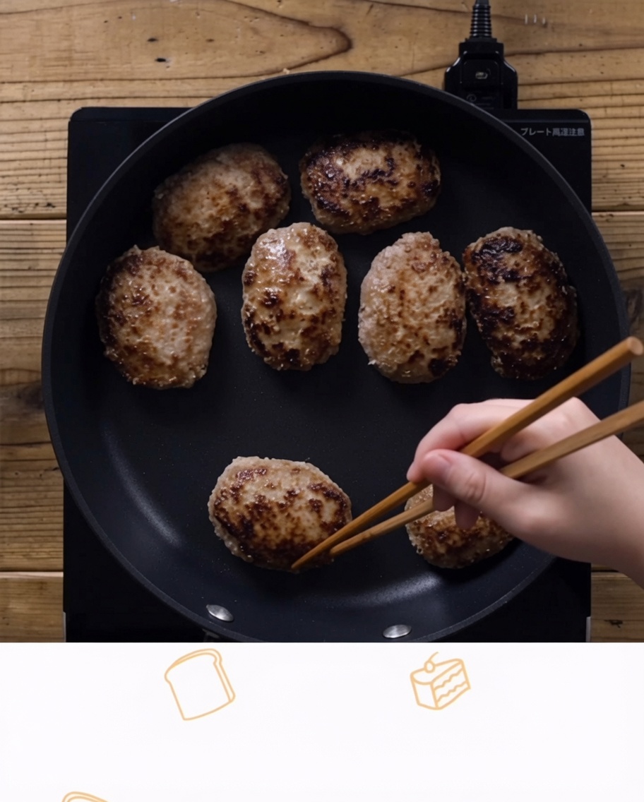 Exceso de grasa siendo retirada de la sartén con papel de cocina y palillos.