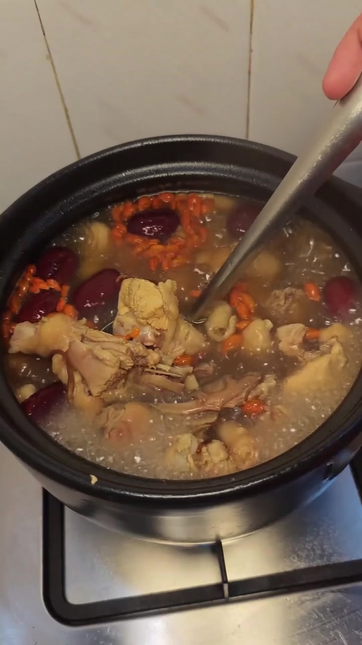 Sopa de Pollo con Hierbas Medicinales